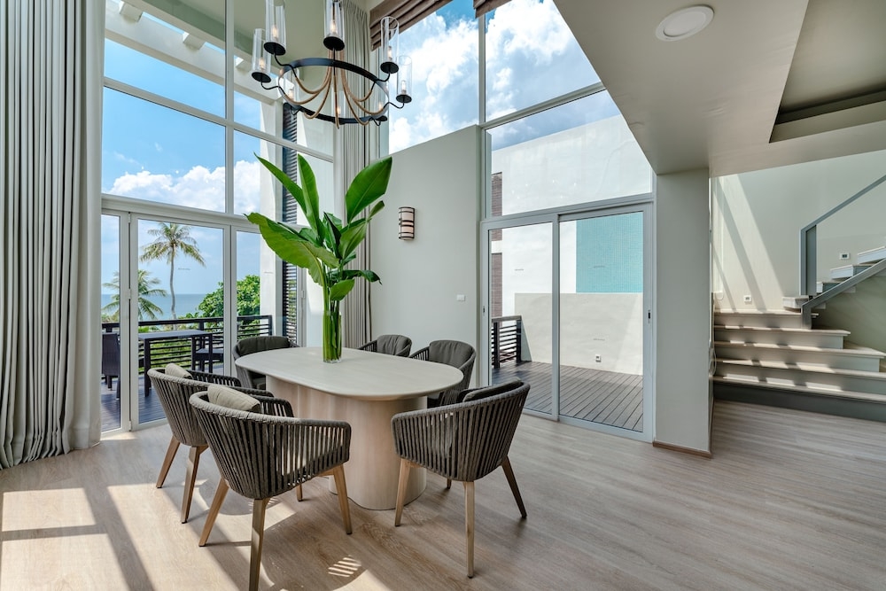 客室内のダイニングエリア