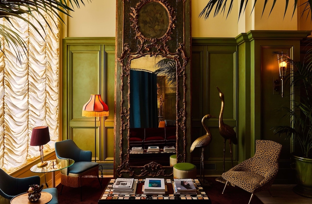 ザ サイレン ホテル, アン アッシュ ホテル