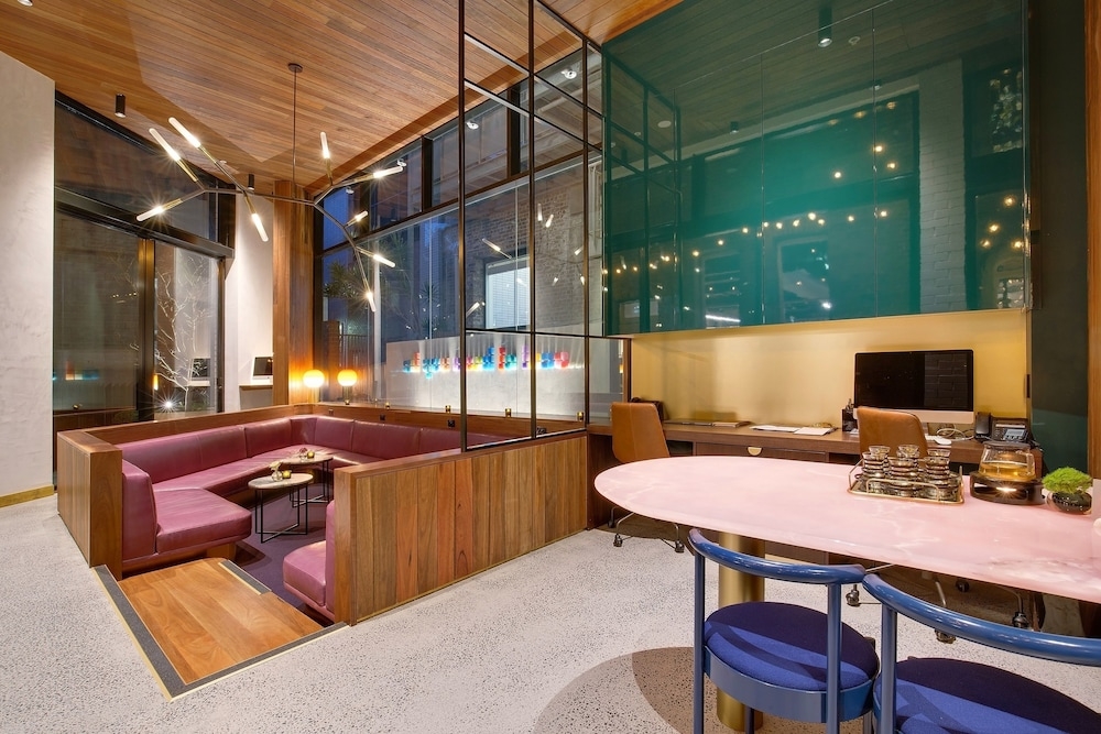 チェックイン / チェックアウト キオスク