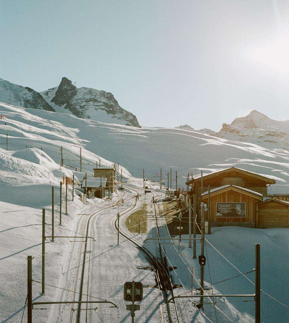 眩い雪景色に包まれる、 スイス極上の<br/>ウィンターステイへ