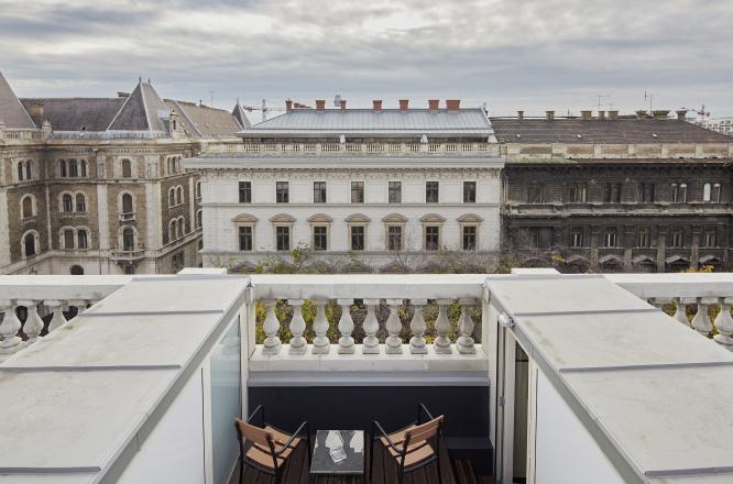 カラスハウス,ブダペストホテル